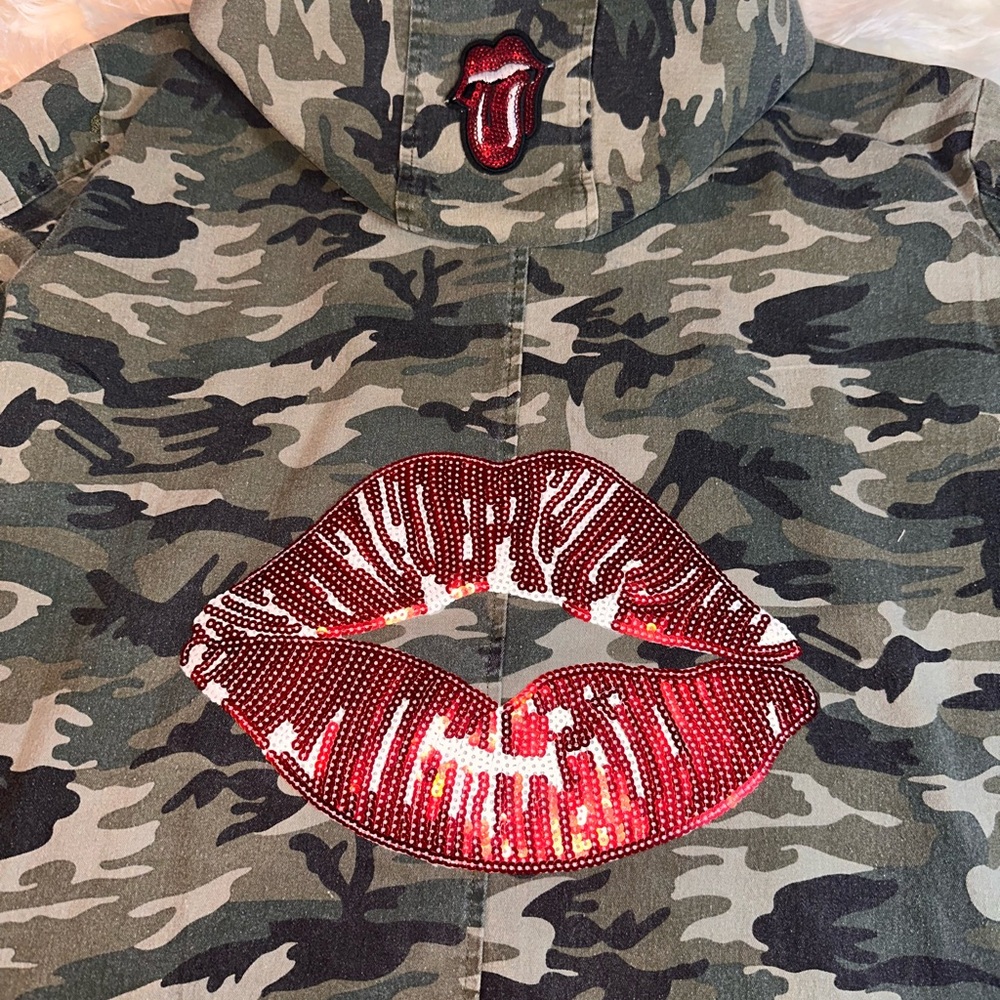 ✅Bundle & save on shipping! 
IJOAH Up-cycled Camouflage print with Red Lips